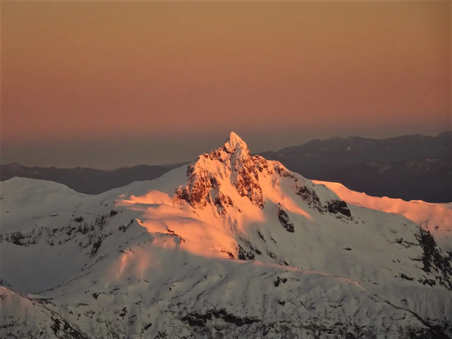 Winterschnee bei Bergspur