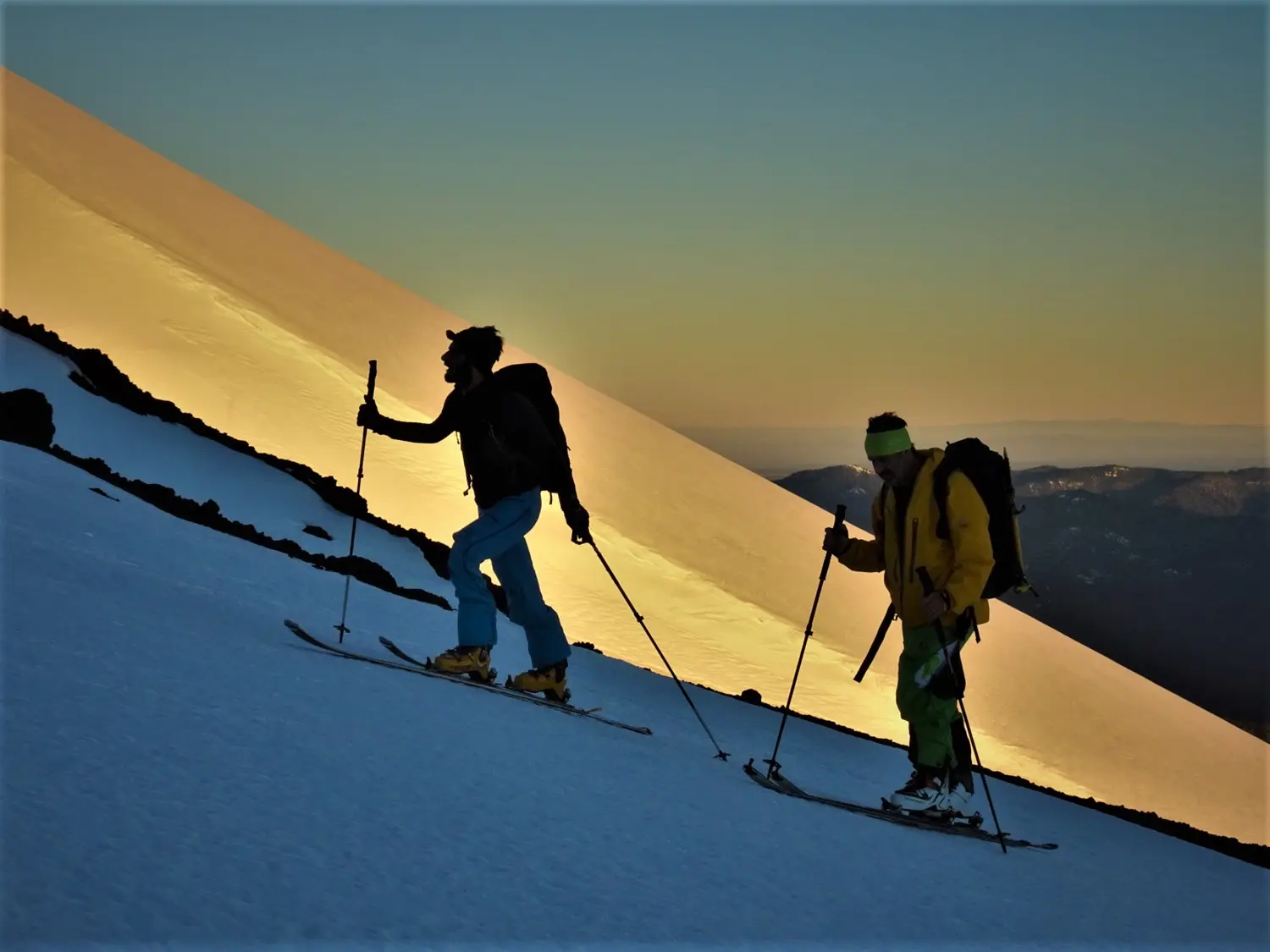 Winterschnee bei Bergspur
