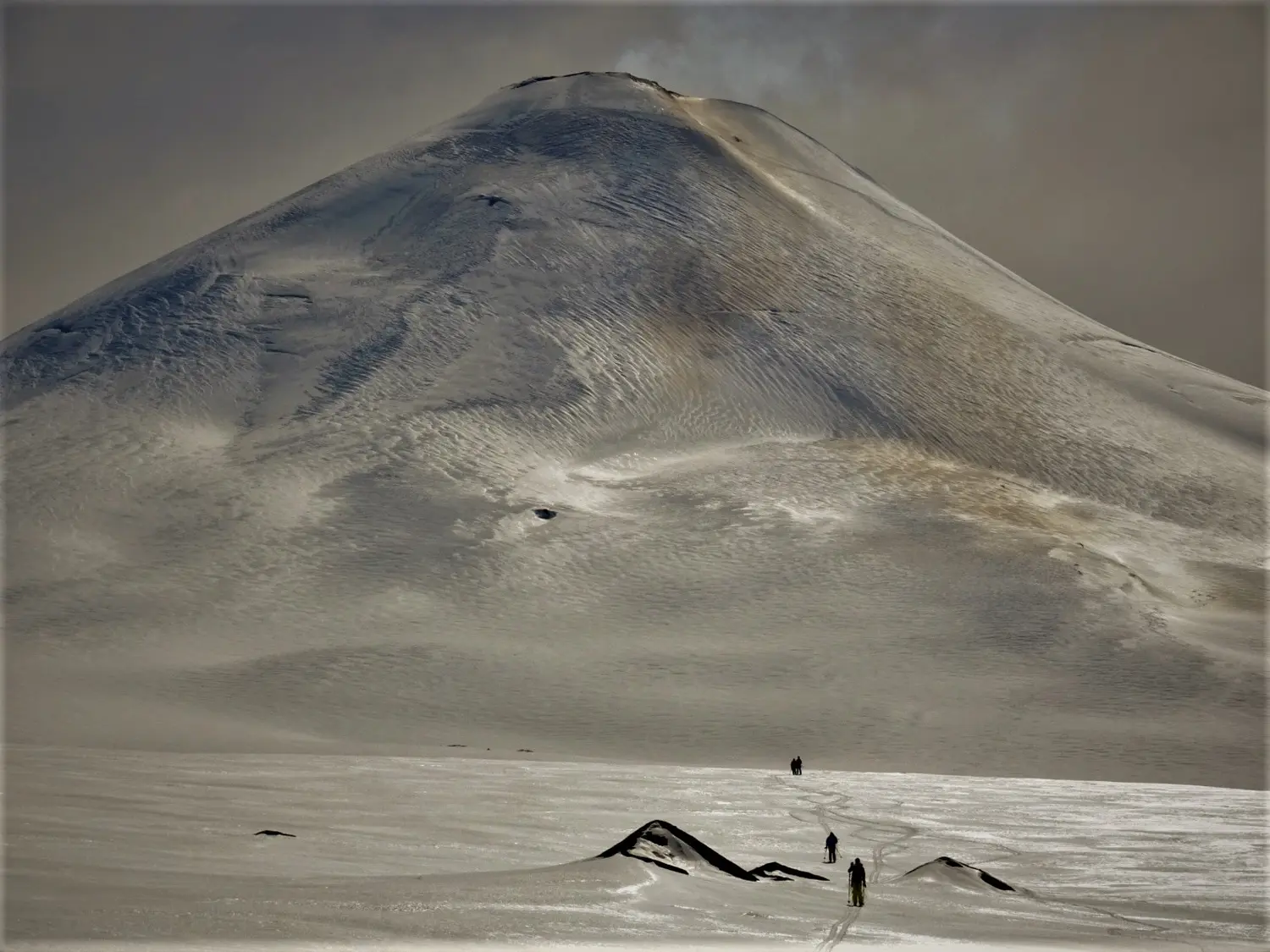 Winterschnee bei Bergspur
