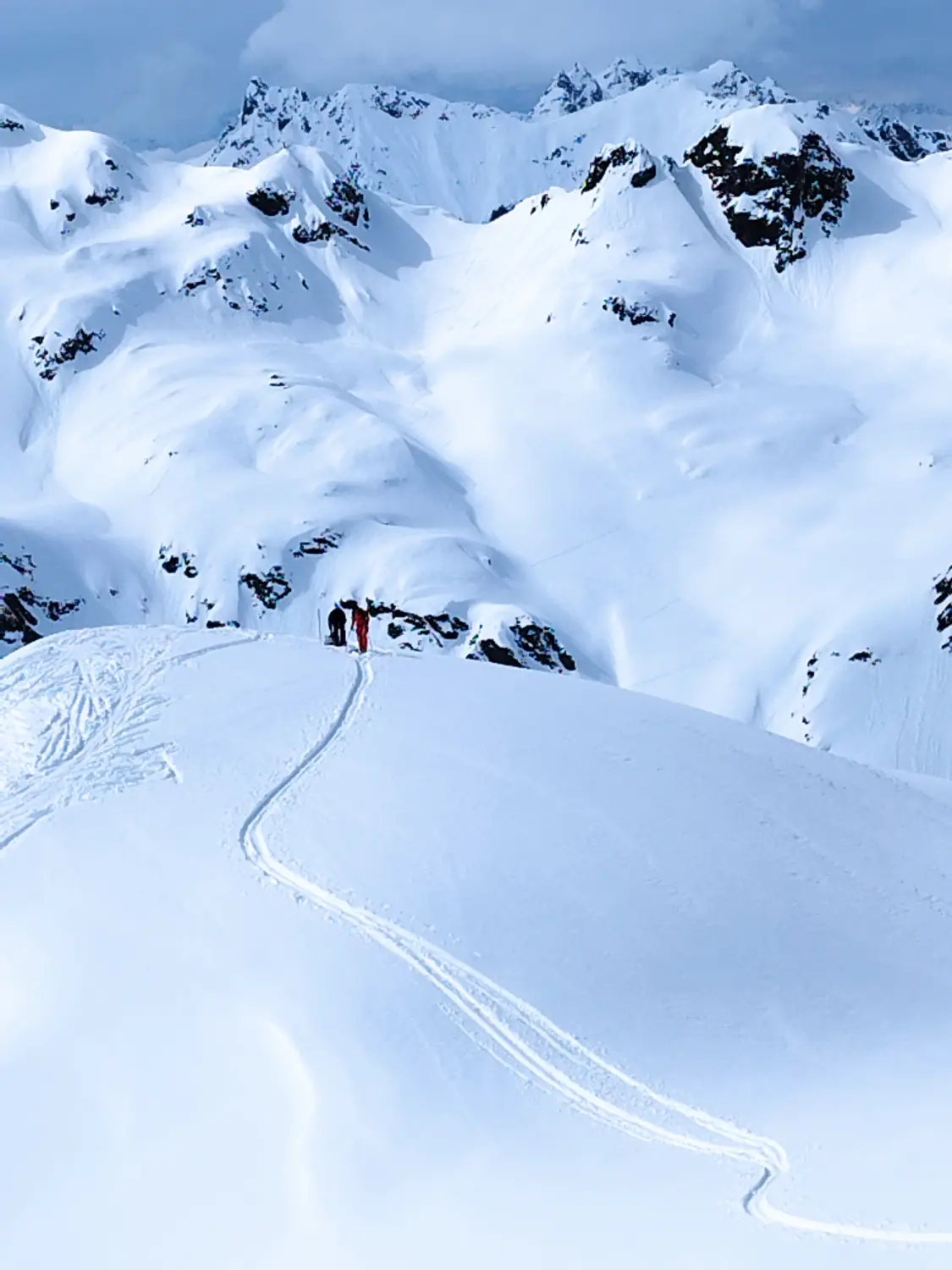 Winterschnee bei Bergspur