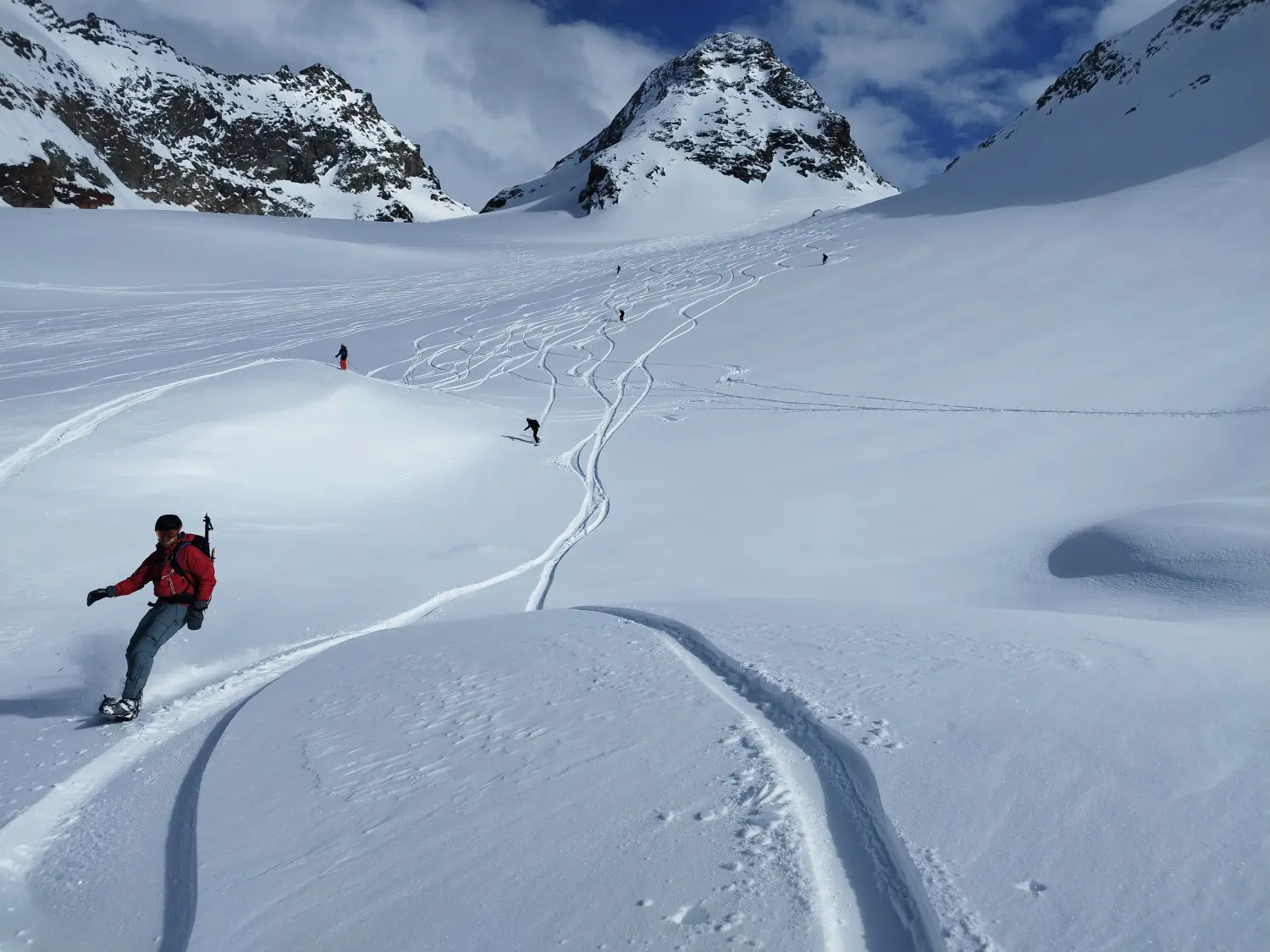 Winterschnee bei Bergspur