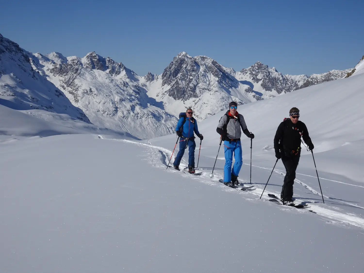 Winterschnee bei Bergspur