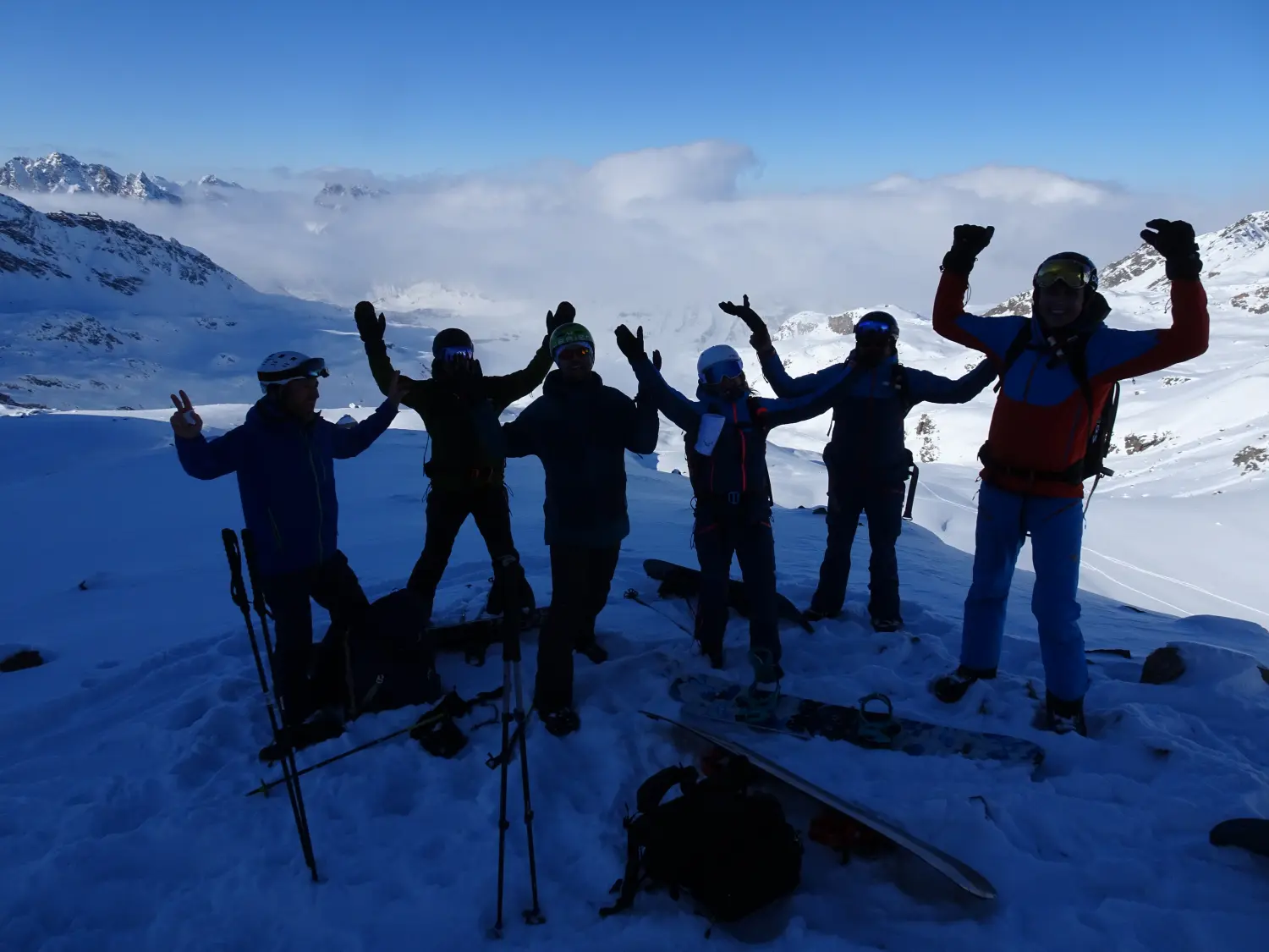 Winterschnee bei Bergspur