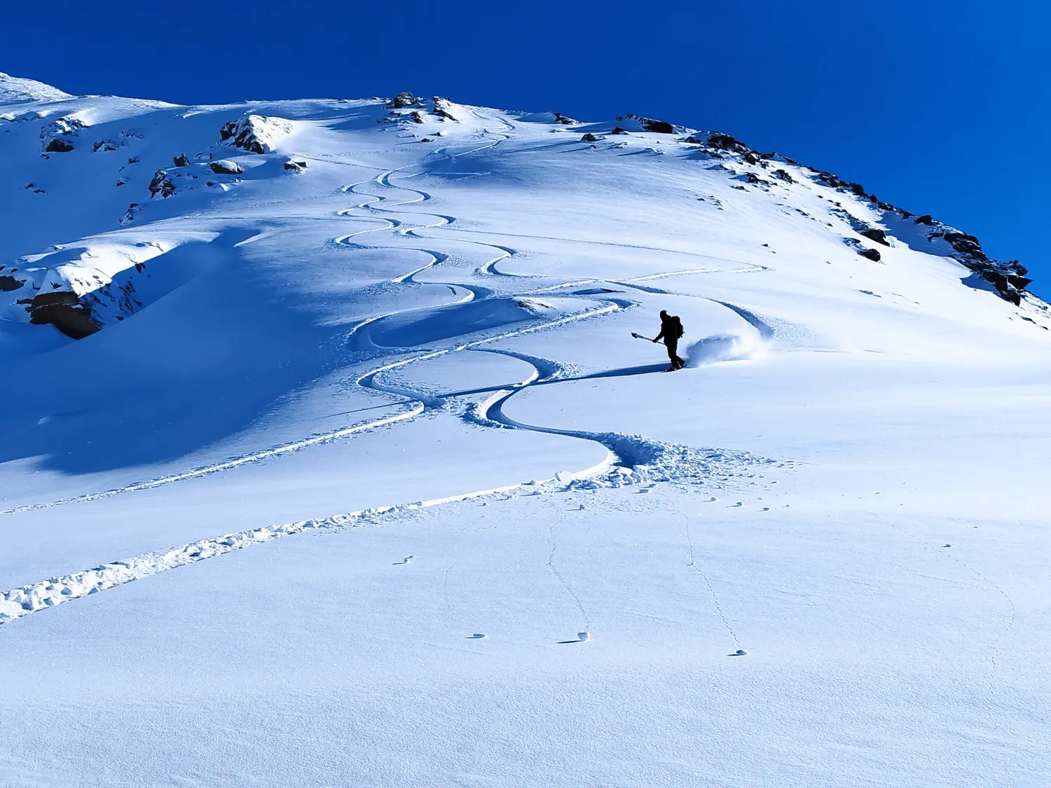 Winterschnee bei Bergspur