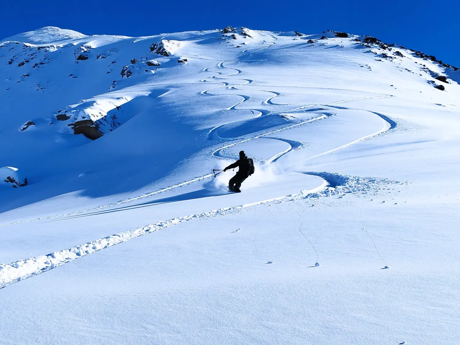 Winterschnee bei Bergspur