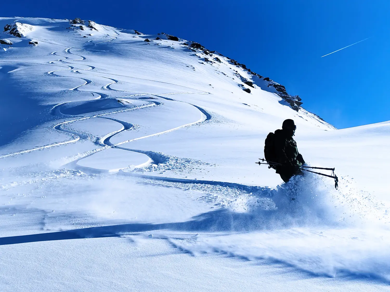 Winterschnee bei Bergspur
