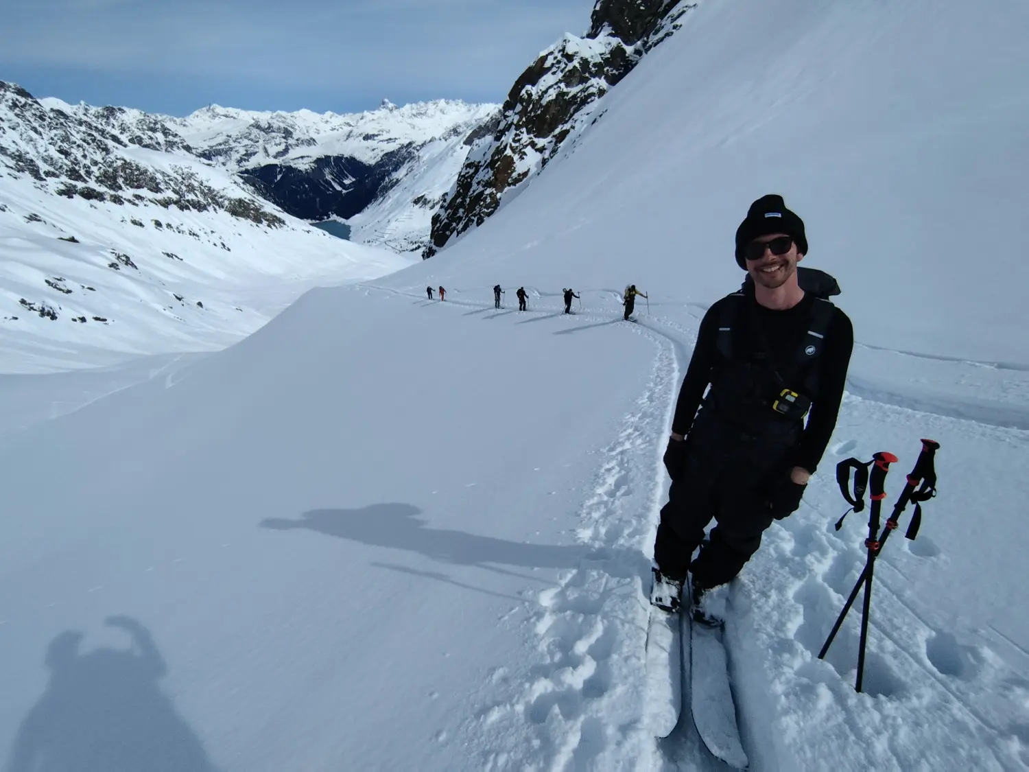 Winterschnee bei Bergspur