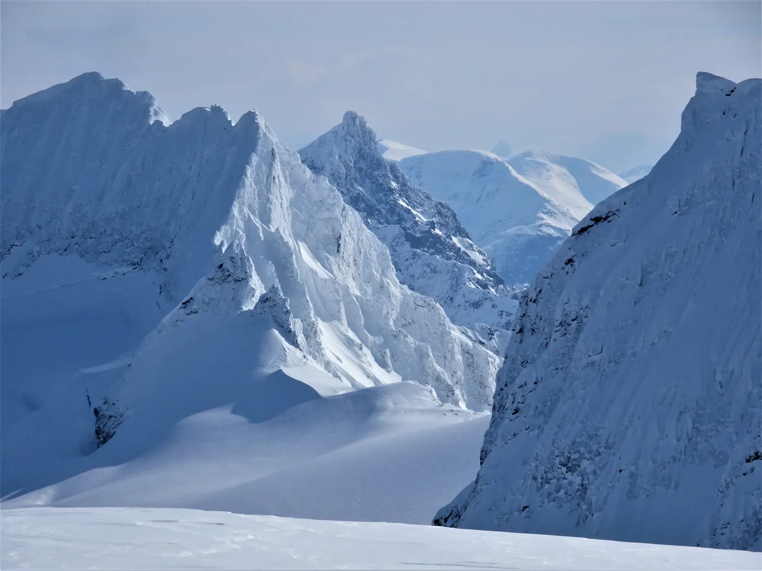 Winterschnee bei Bergspur