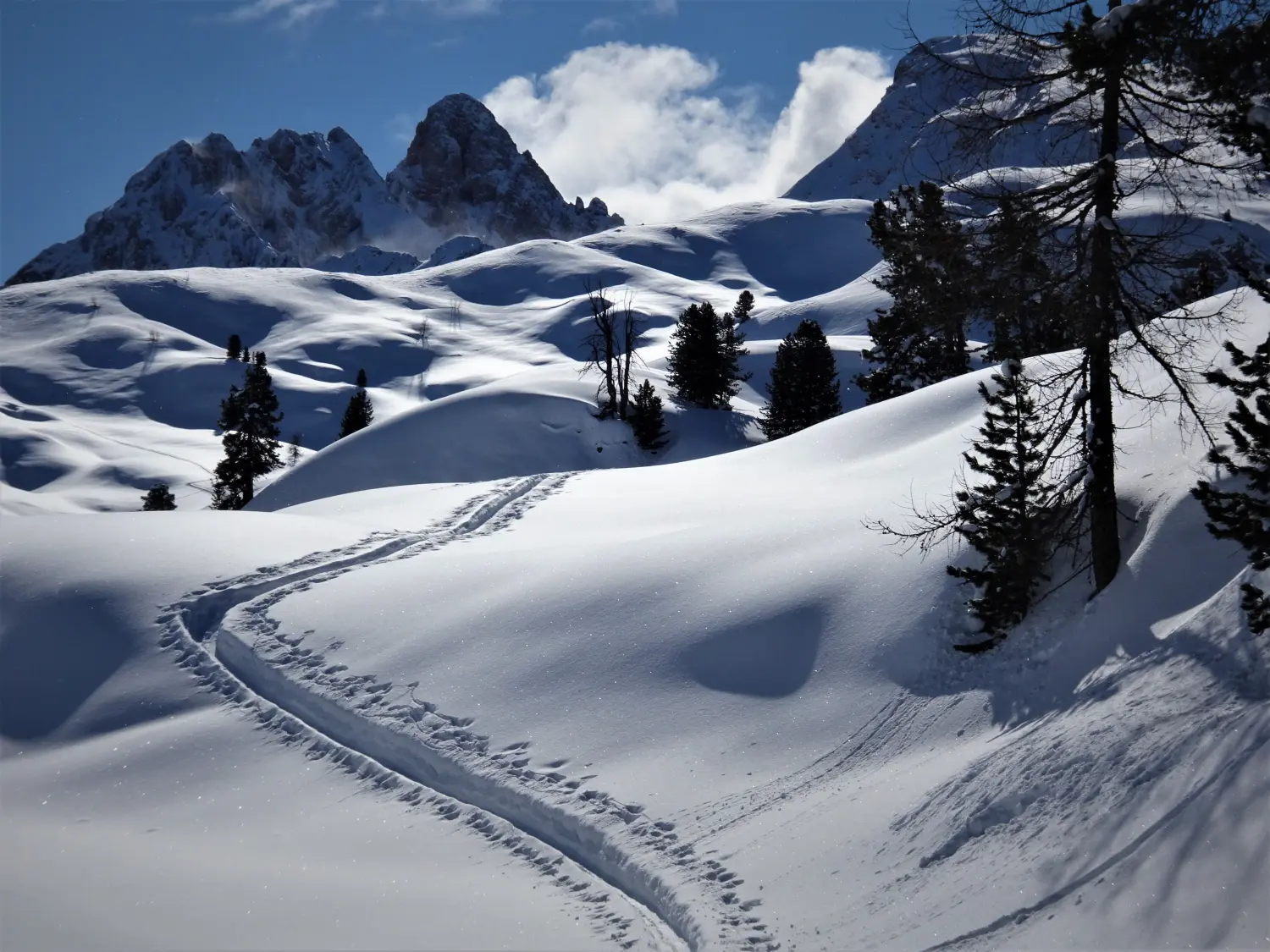 Winterschnee bei Bergspur