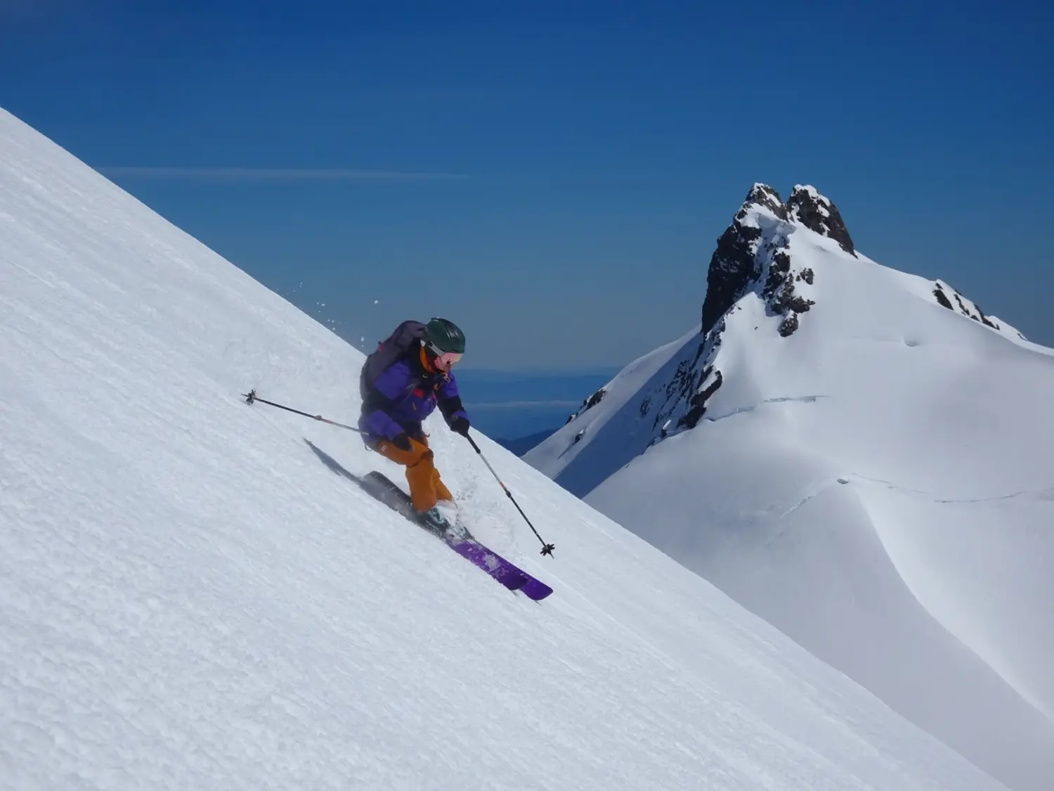 Winterschnee bei Bergspur