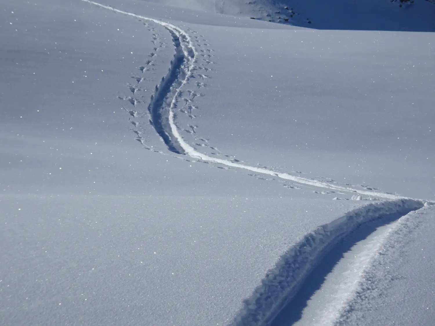 Winterschnee bei Bergspur