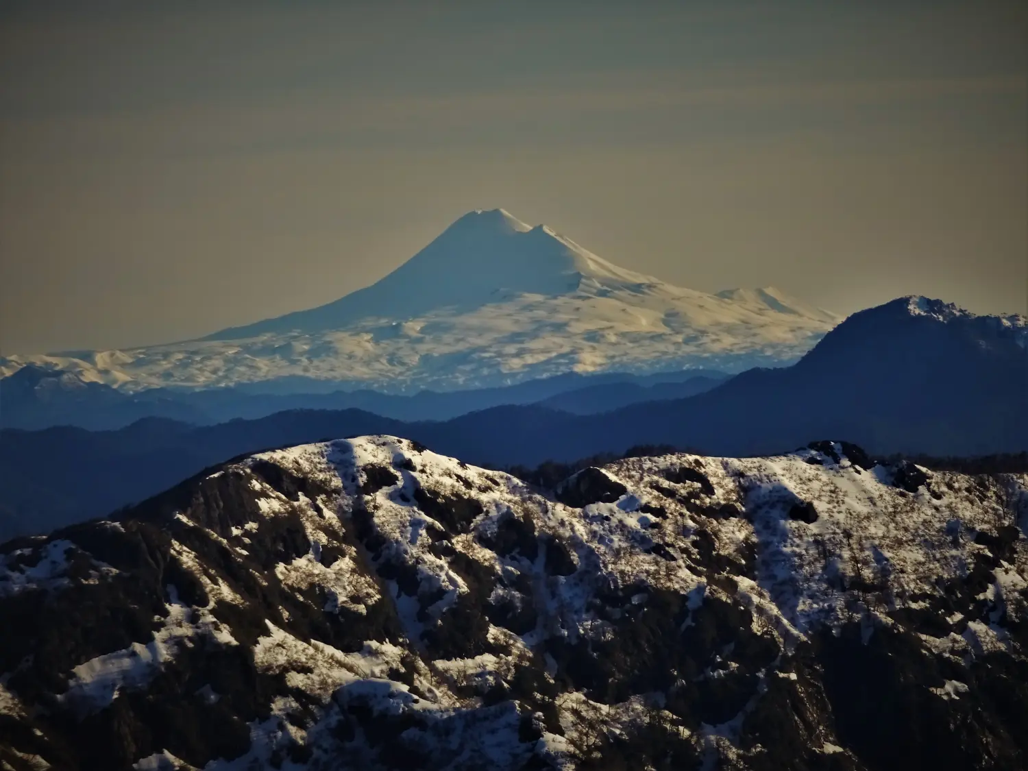 Winterschnee bei Bergspur