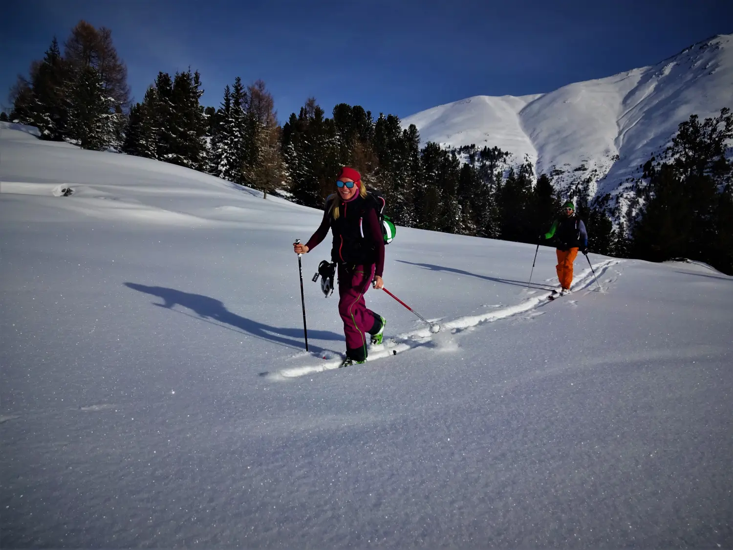 Winterschnee bei Bergspur