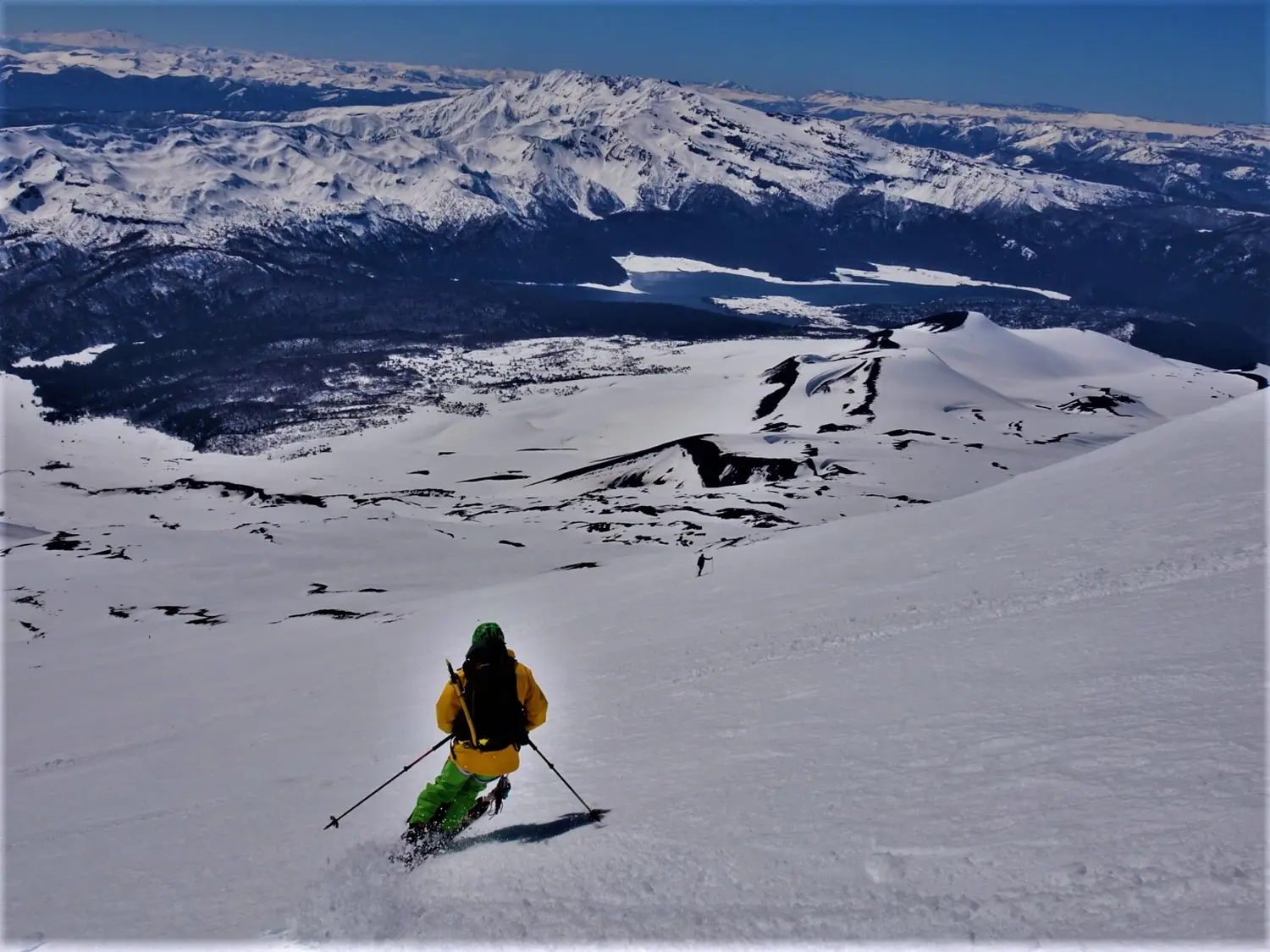 Winterschnee bei Bergspur