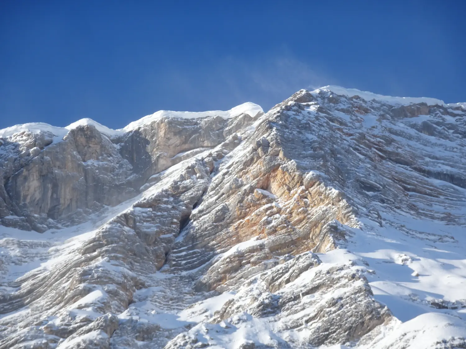 Winterschnee bei Bergspur