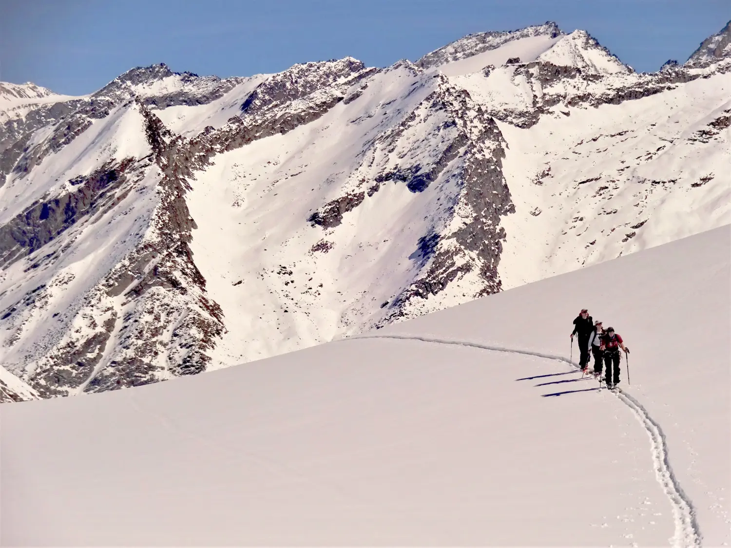 Winterschnee bei Bergspur