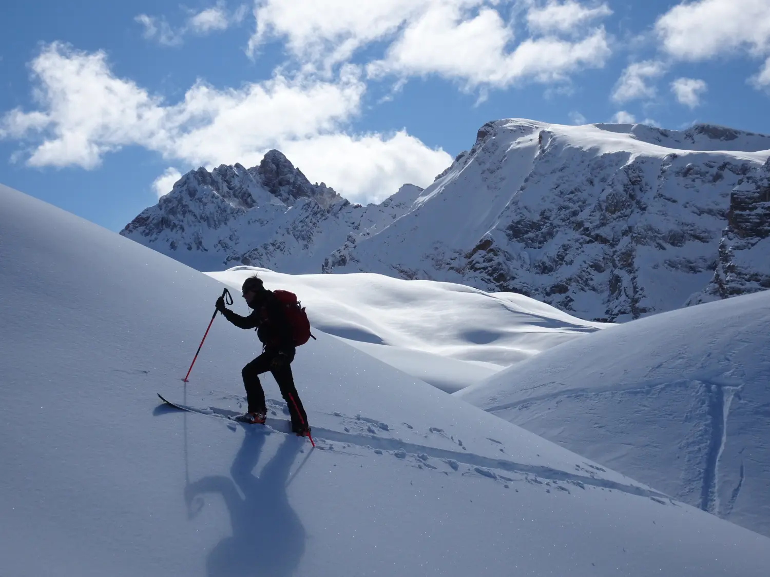 Winterschnee bei Bergspur