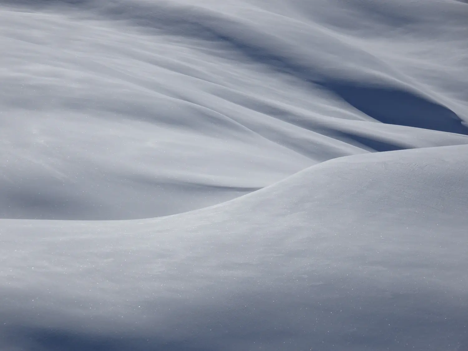 Winterschnee bei Bergspur