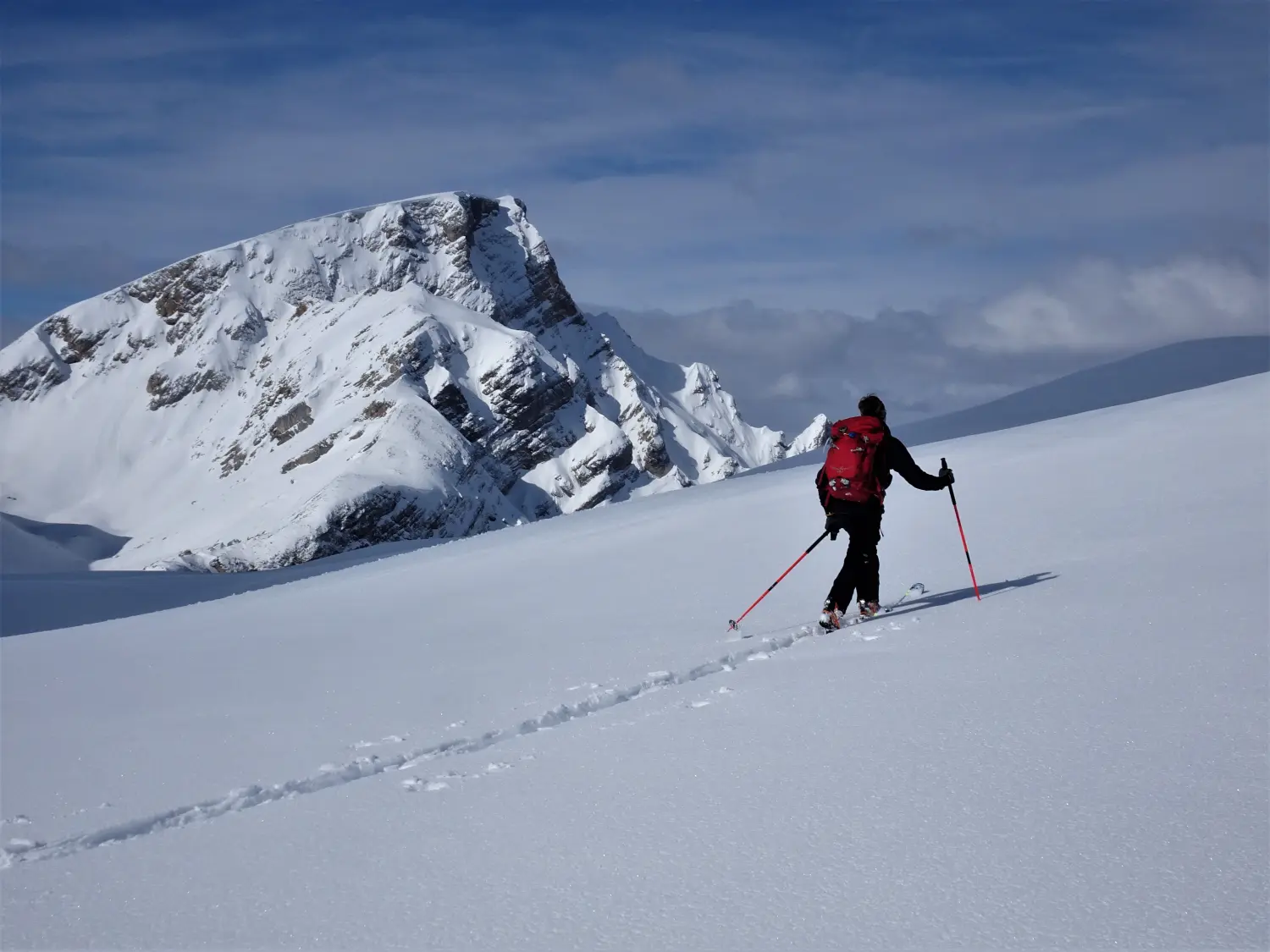 Winterschnee bei Bergspur