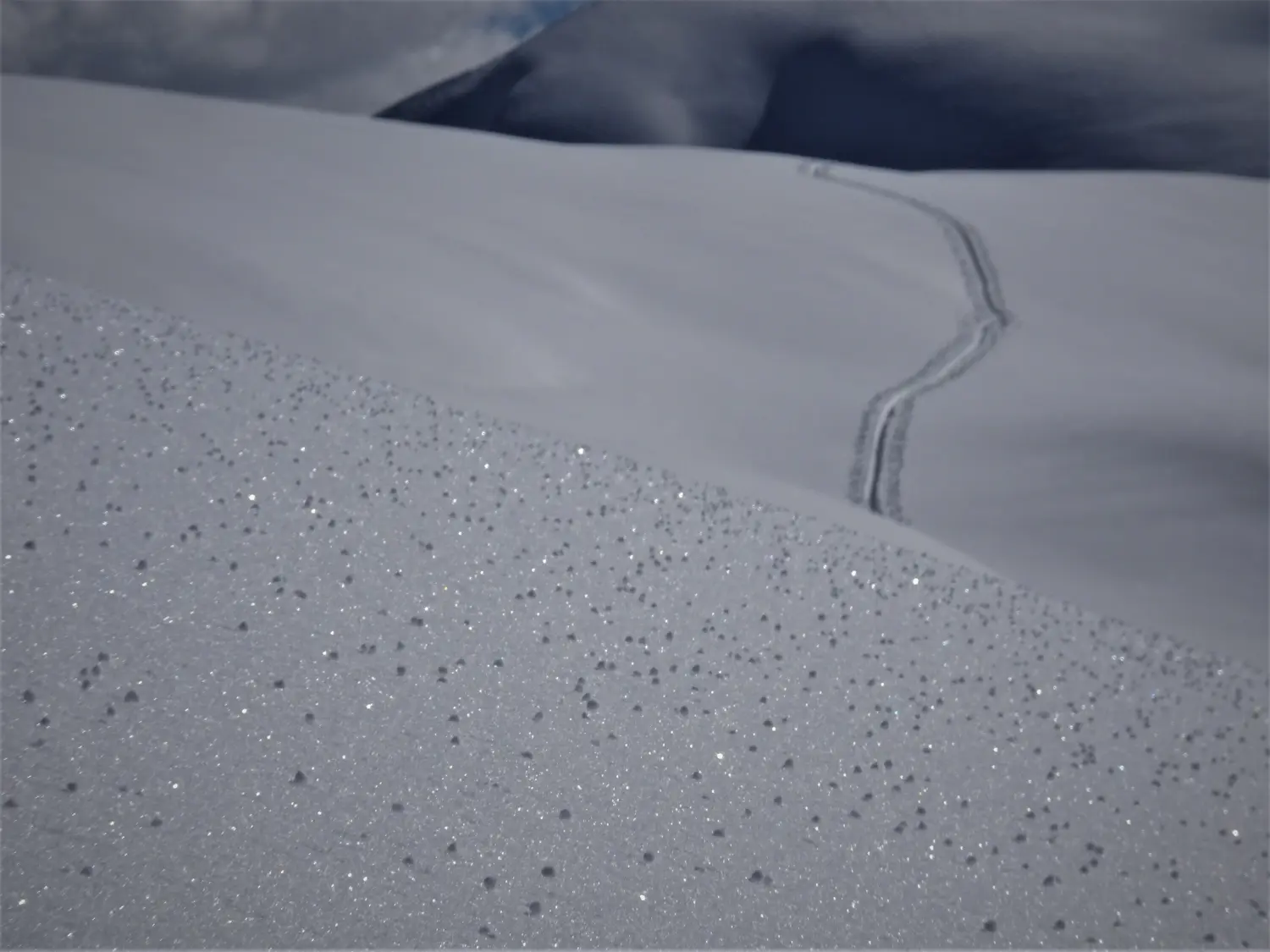 Winterschnee bei Bergspur
