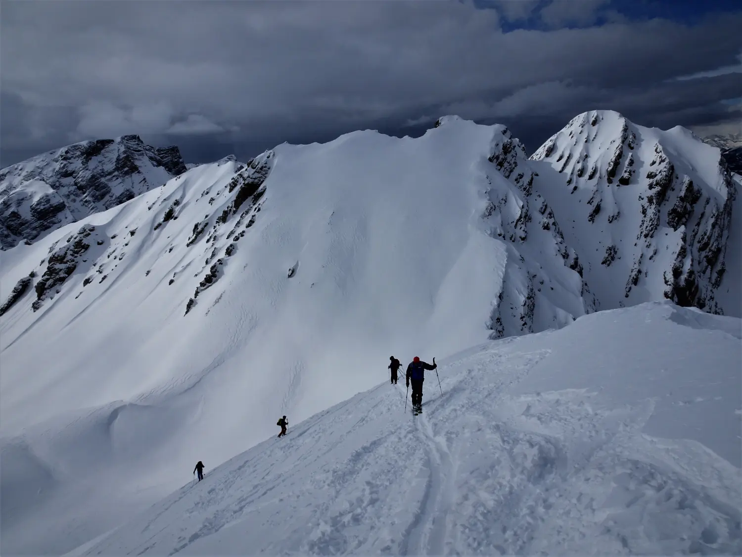 Winterschnee bei Bergspur