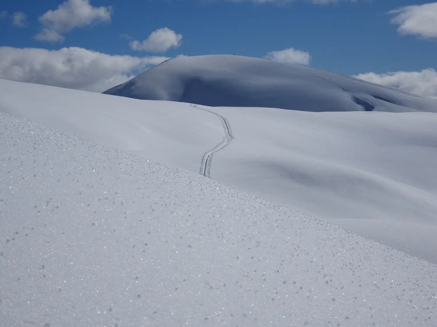 Winterschnee bei Bergspur