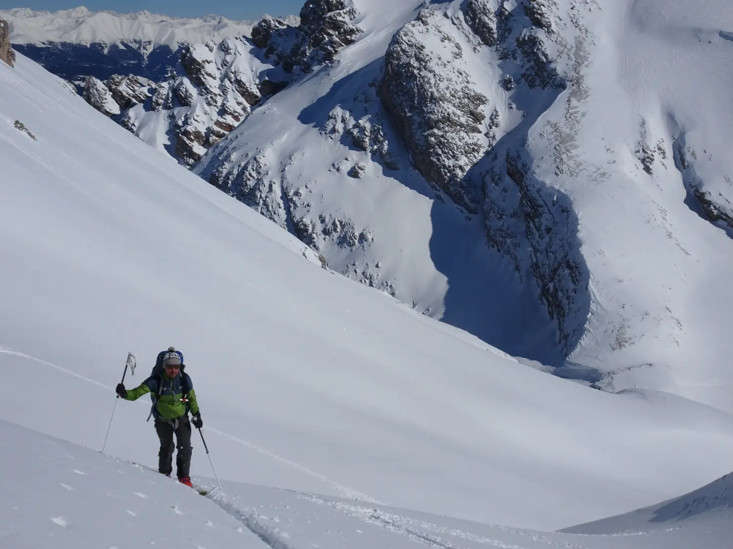 Winterschnee bei Bergspur