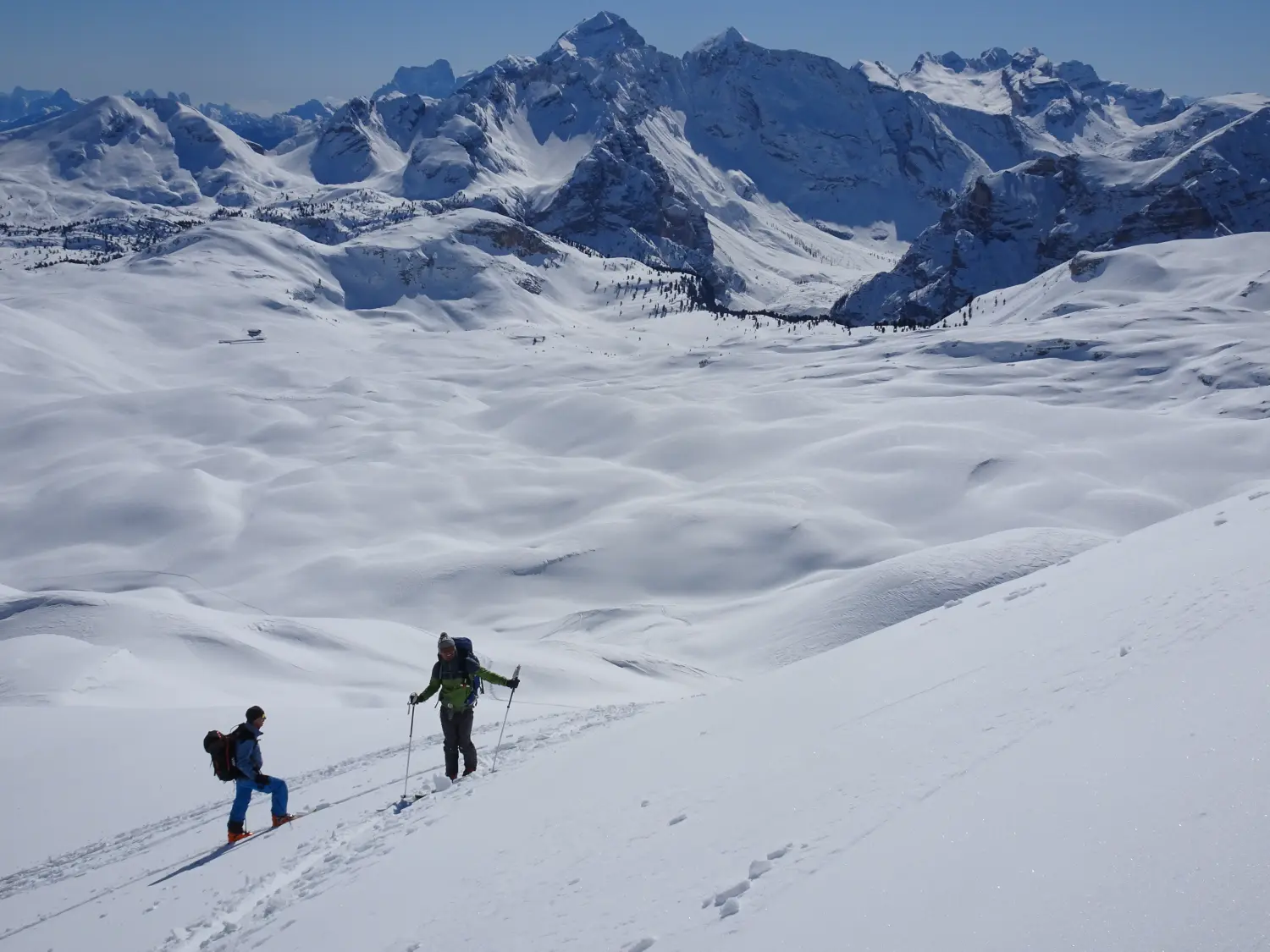 Winterschnee bei Bergspur