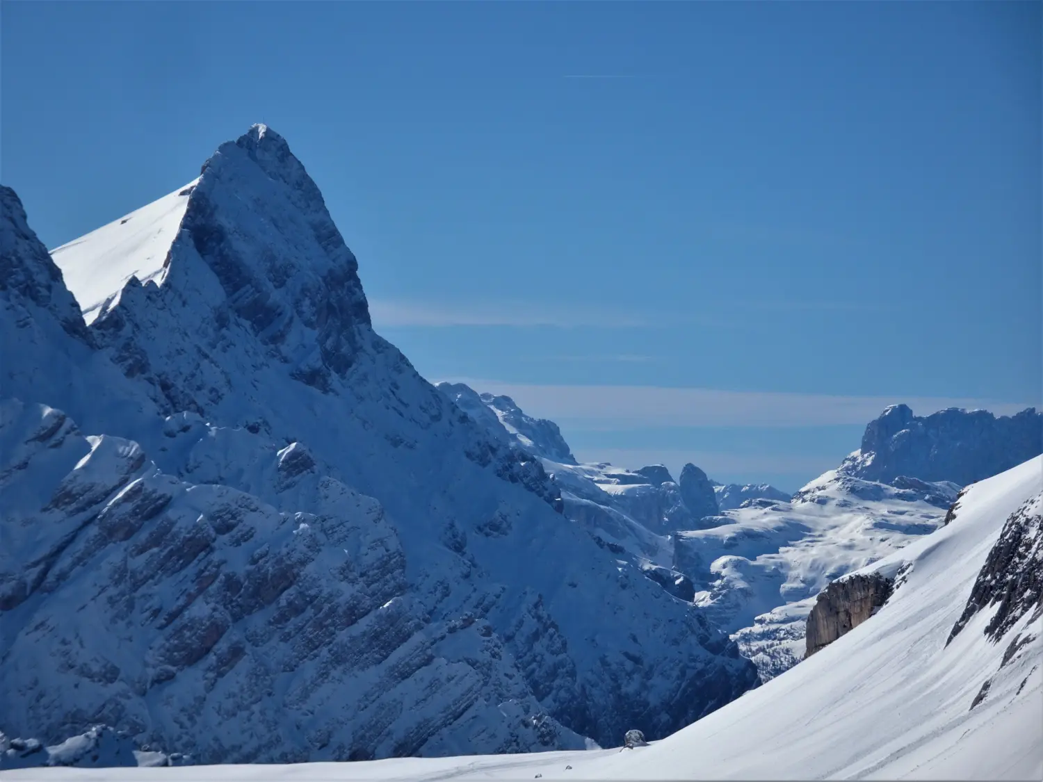 Winterschnee bei Bergspur