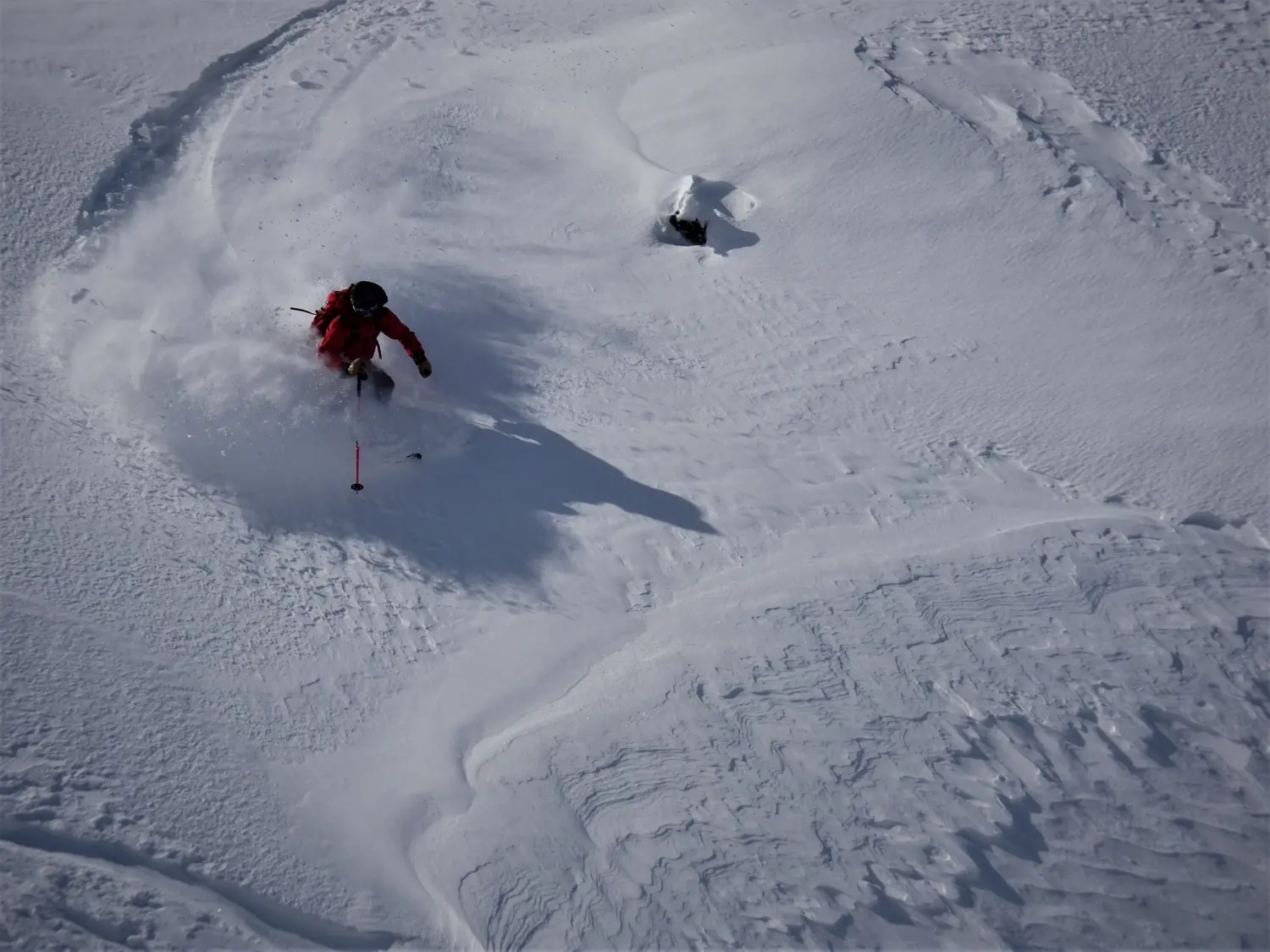Winterschnee bei Bergspur