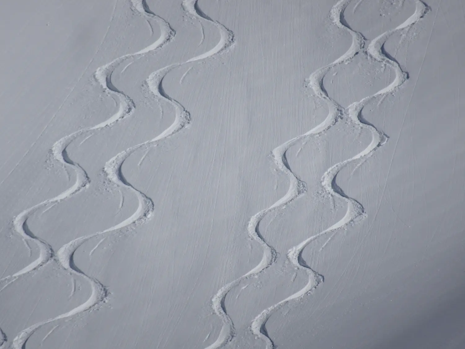 Winterschnee bei Bergspur