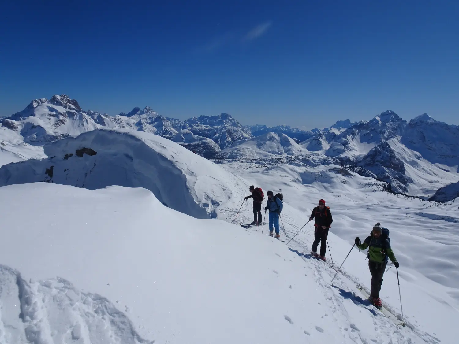 Winterschnee bei Bergspur