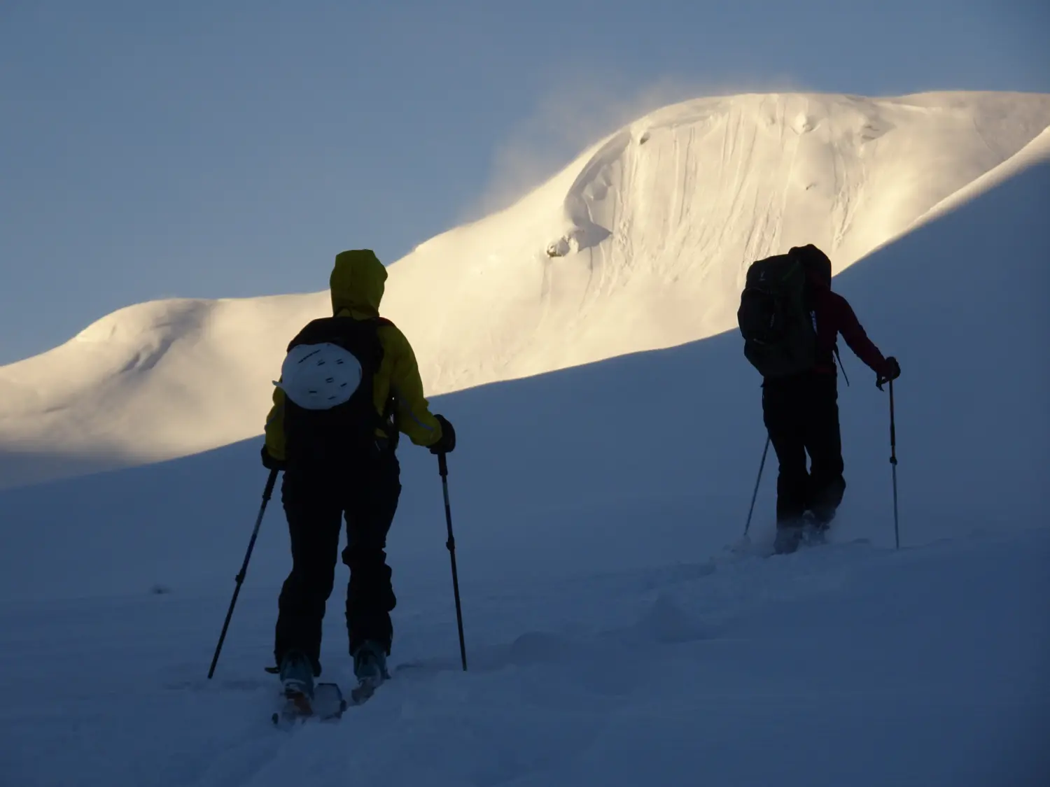 Winterschnee bei Bergspur