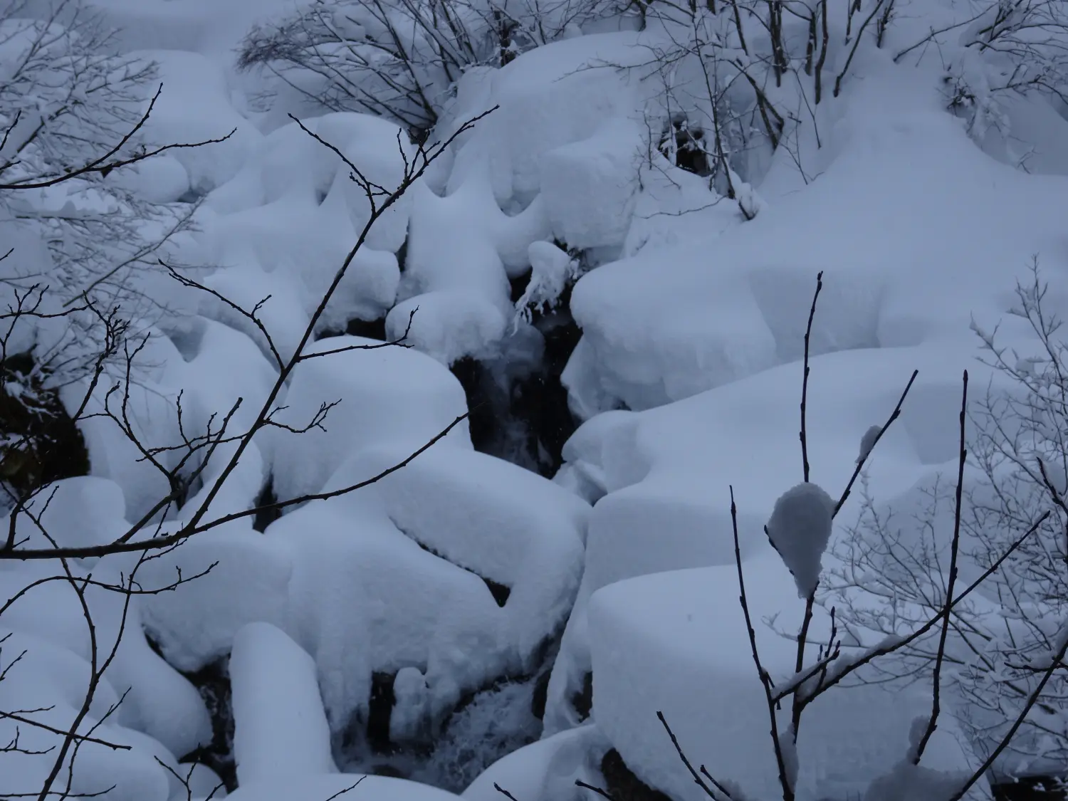 Winterschnee bei Bergspur