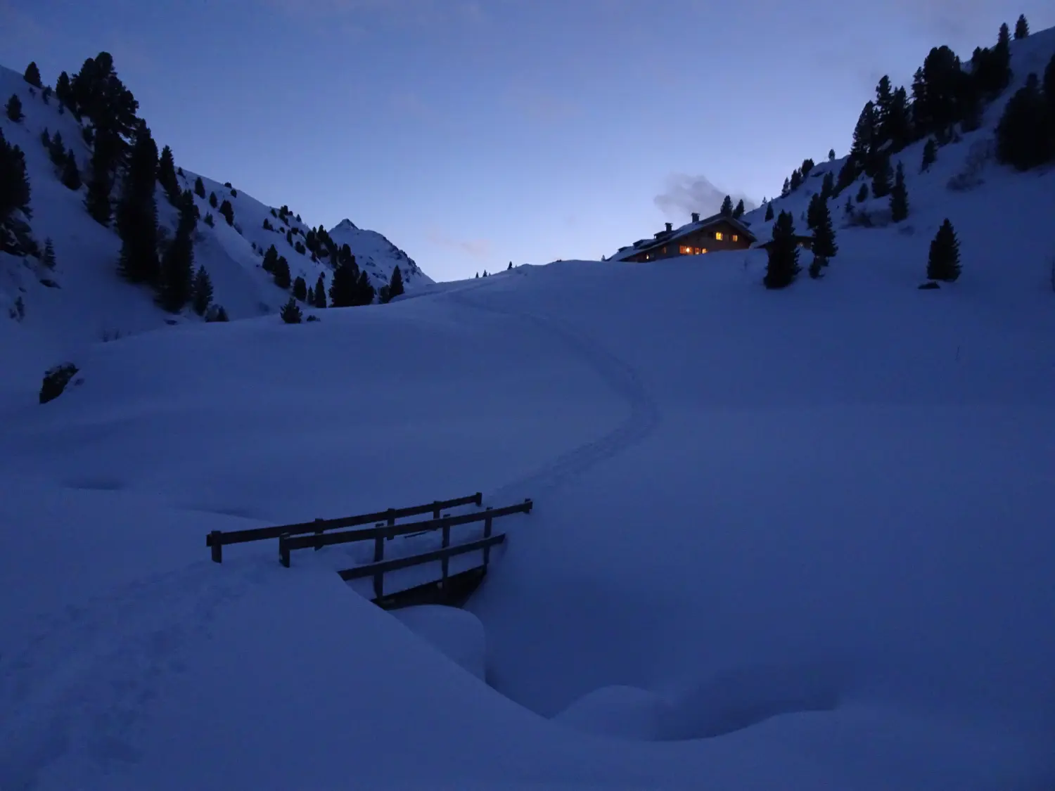 Winterschnee bei Bergspur