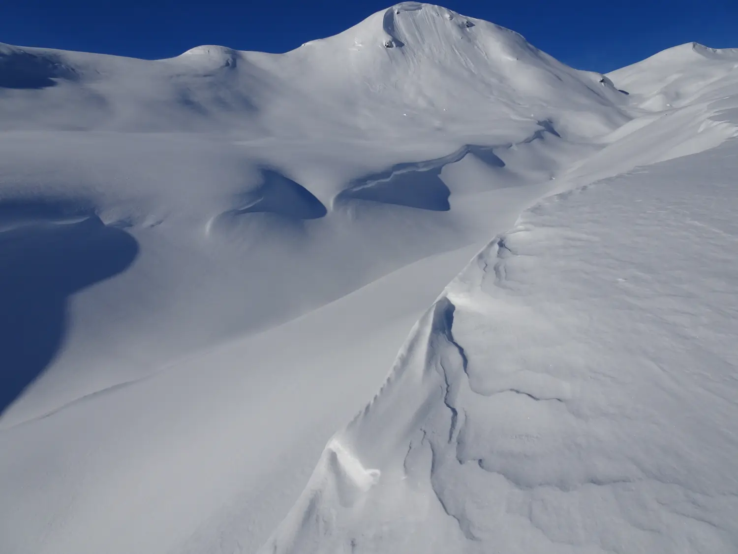 Winterschnee bei Bergspur