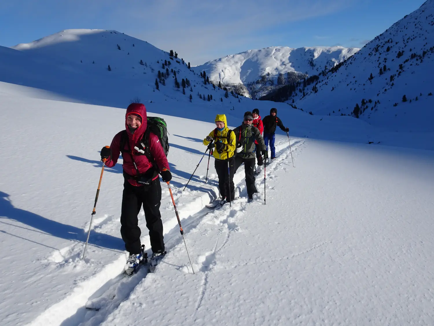 Winterschnee bei Bergspur