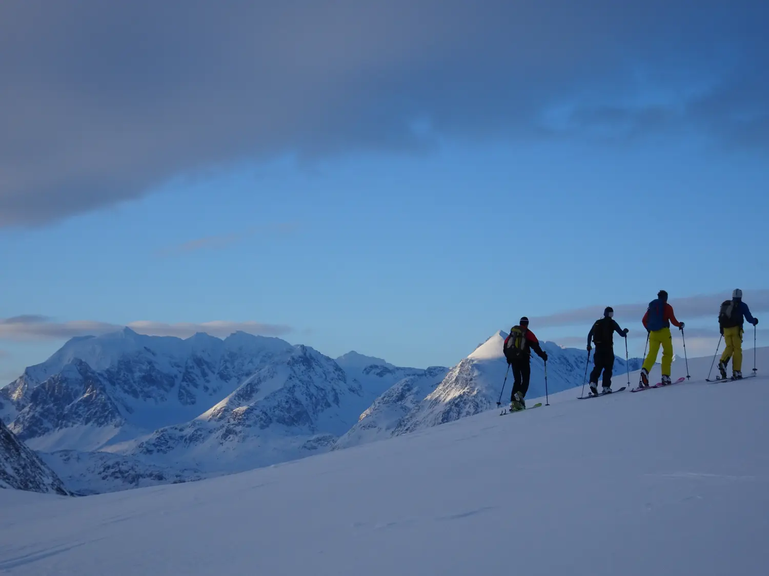 Winterschnee bei Bergspur