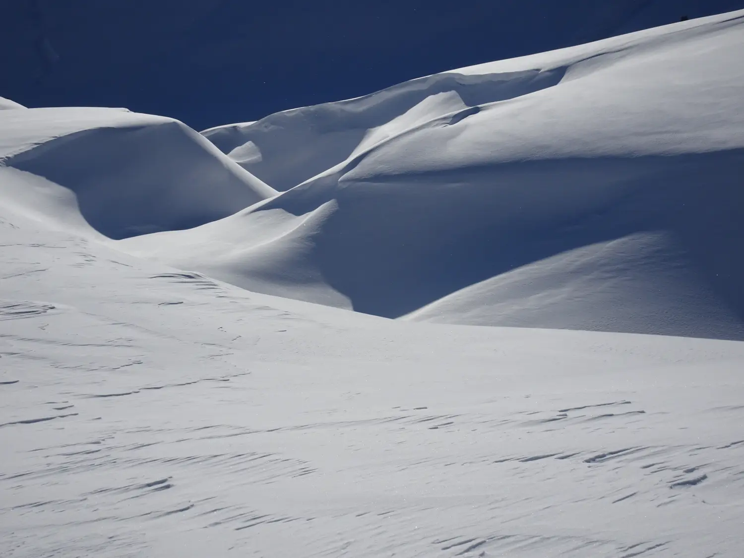 Winterschnee bei Bergspur