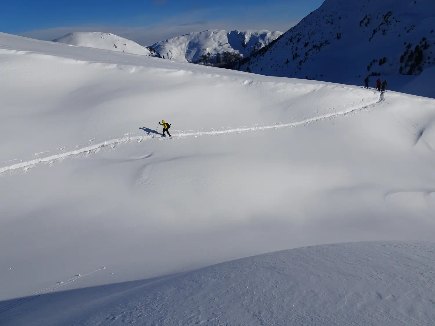 Winterschnee bei Bergspur