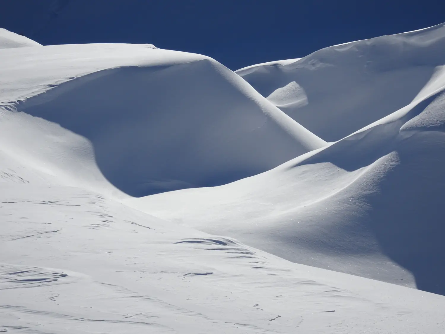 Winterschnee bei Bergspur