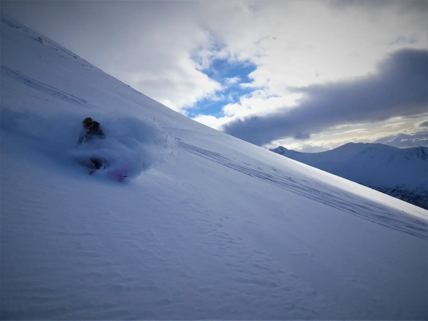 Winterschnee bei Bergspur