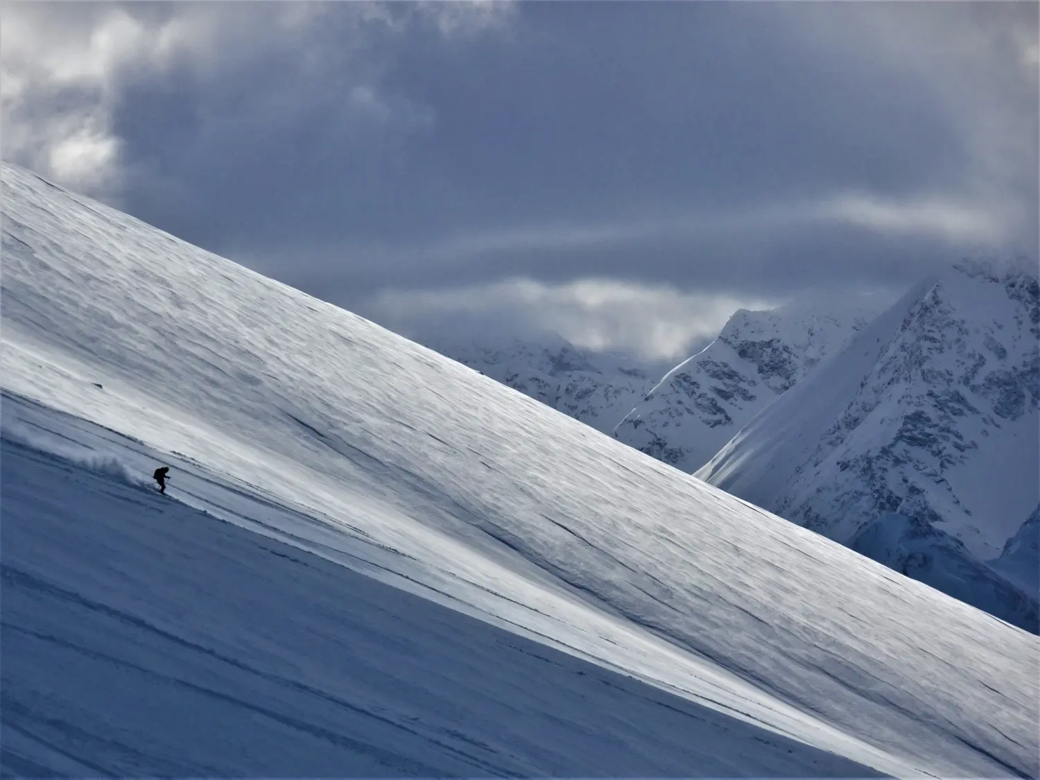 Winterschnee bei Bergspur