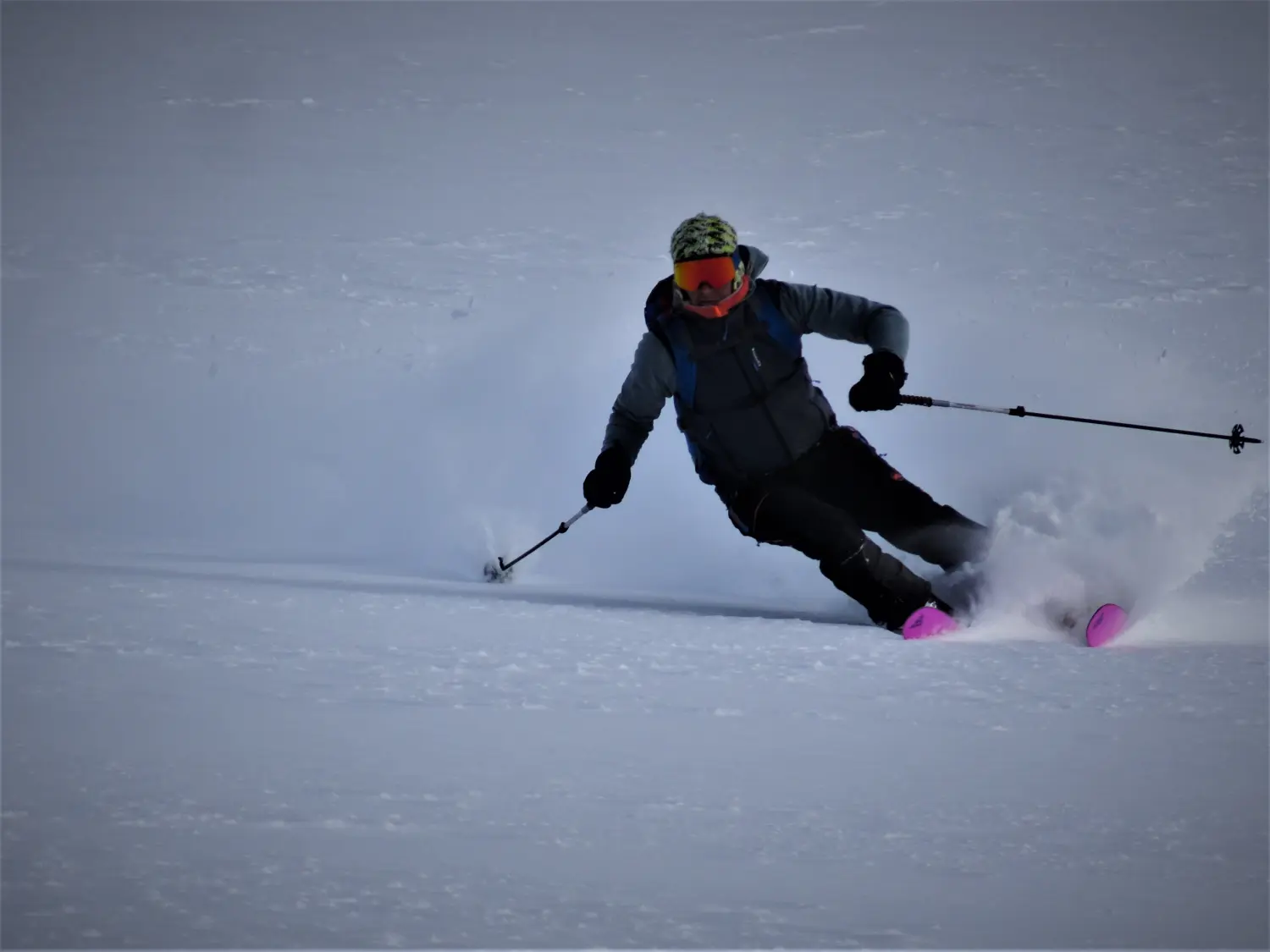 Winterschnee bei Bergspur
