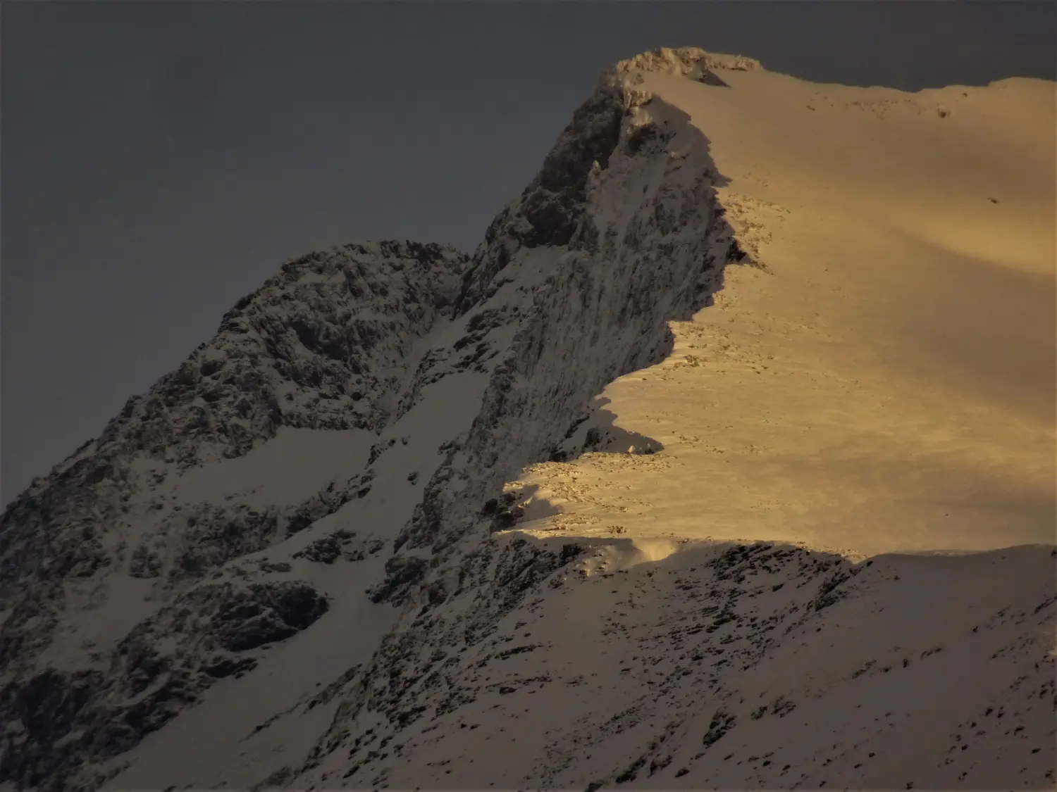 Winterschnee bei Bergspur