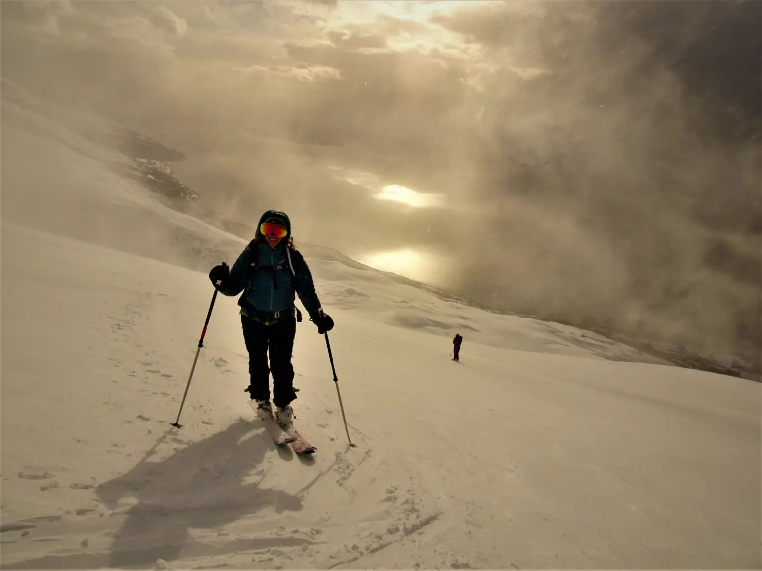 Winterschnee bei Bergspur