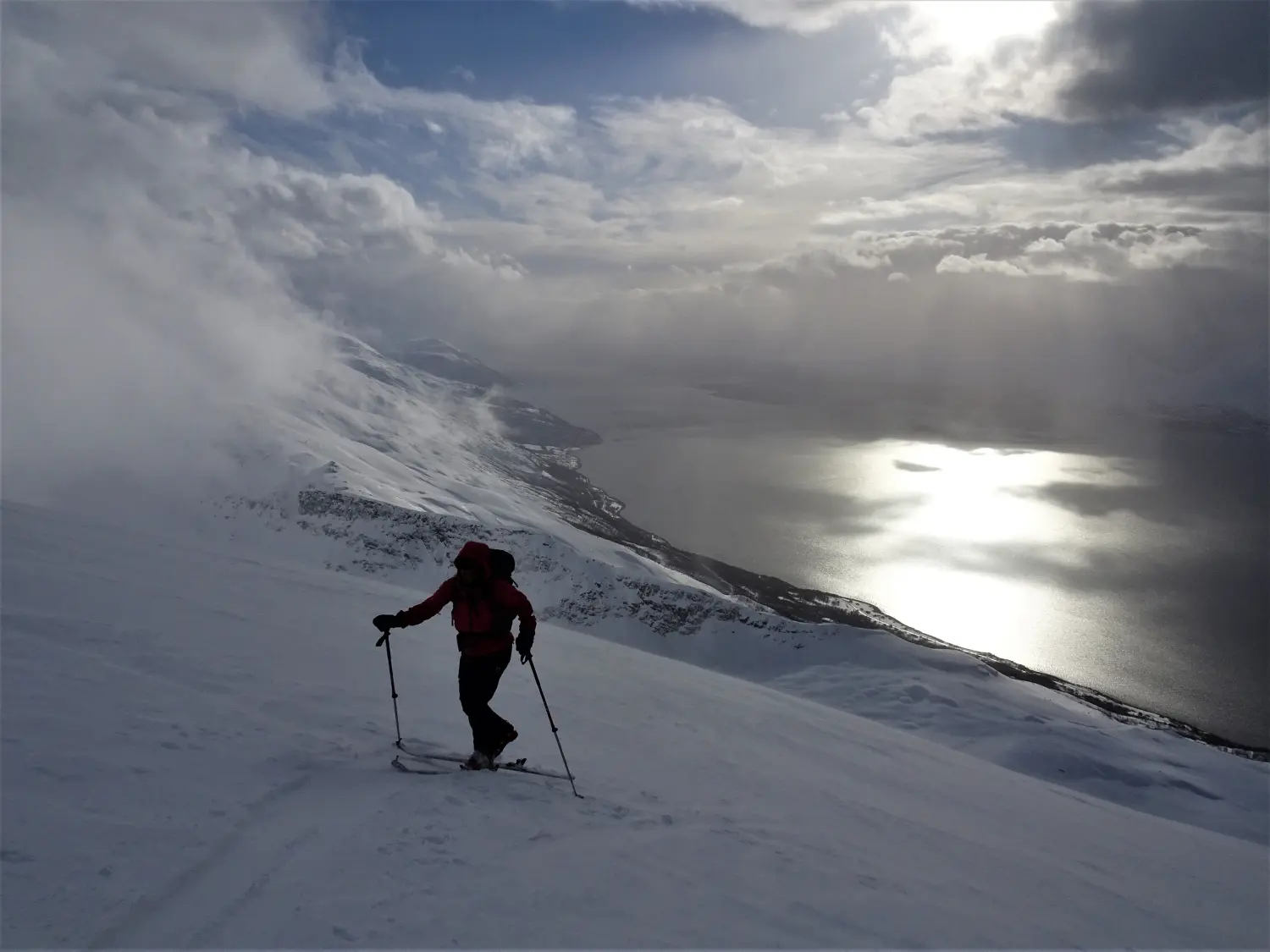 Winterschnee bei Bergspur