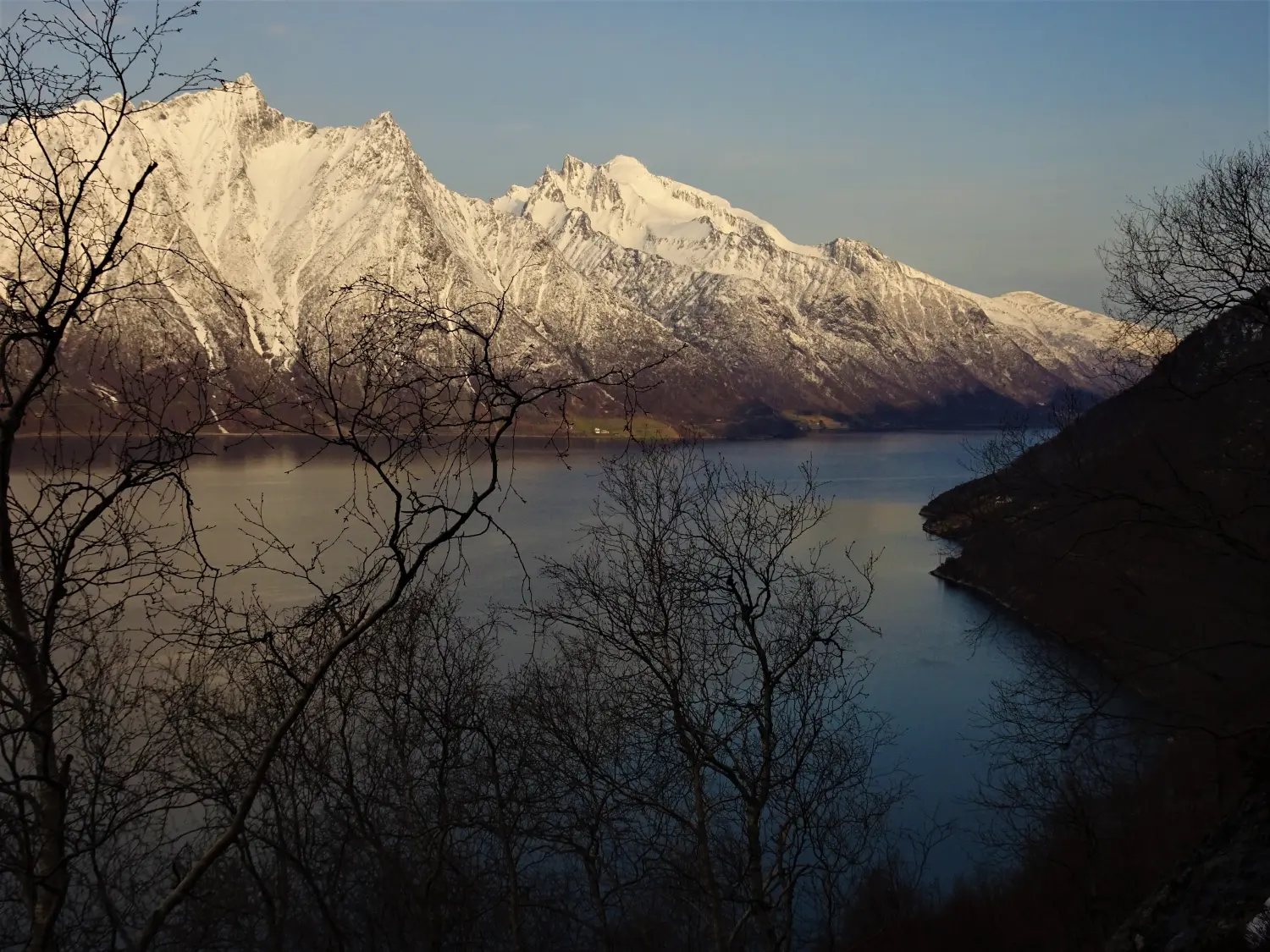 Winterschnee bei Bergspur