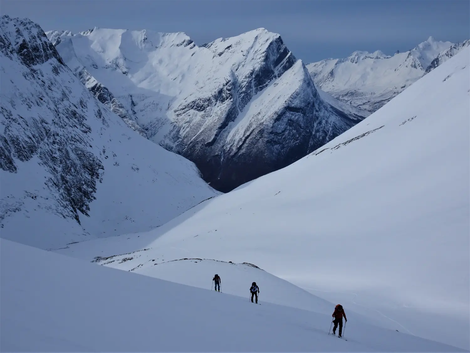 Winterschnee bei Bergspur