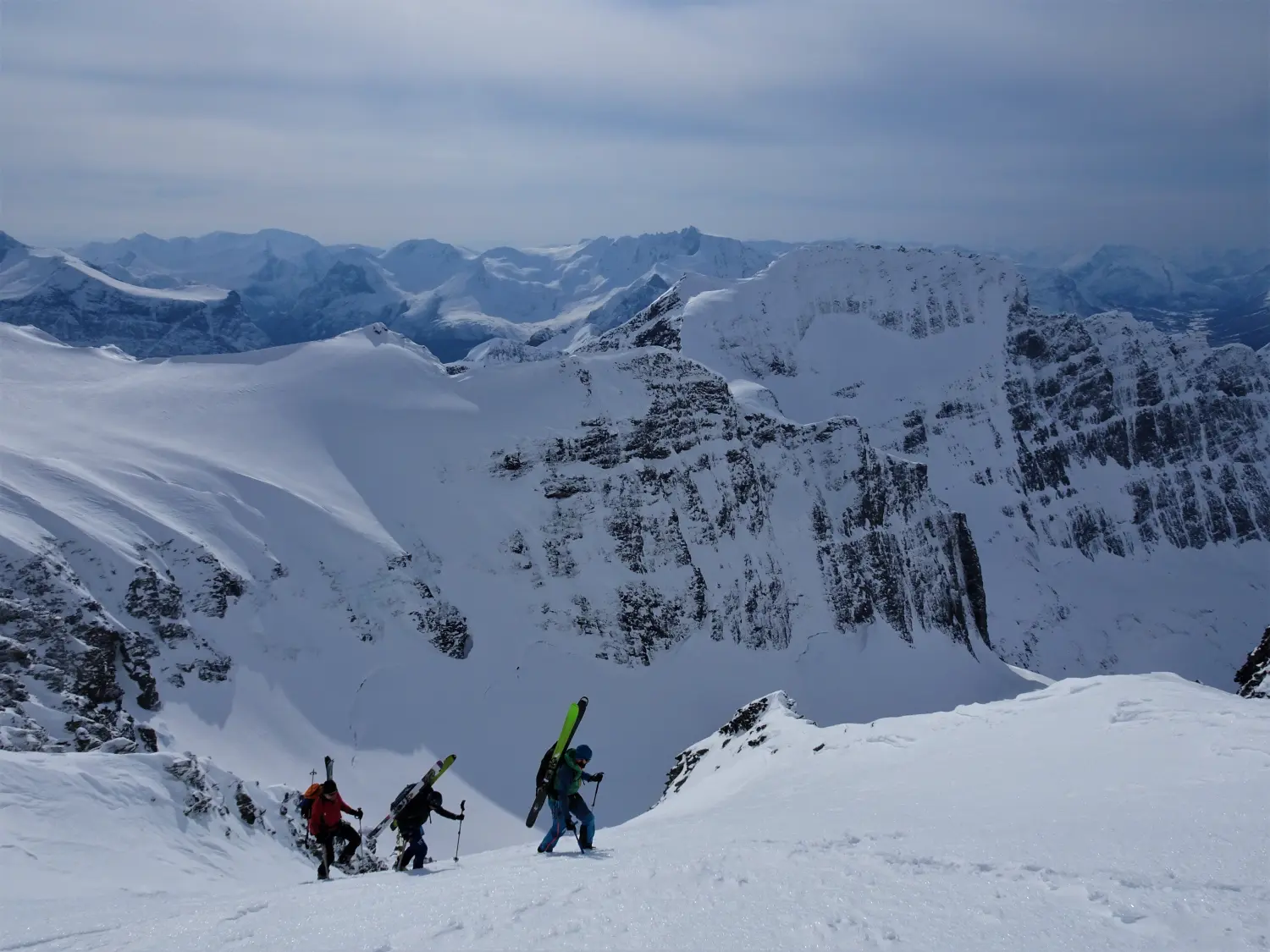 Winterschnee bei Bergspur